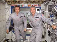 Expedition 11 Commander Sergei Krikalev (links) en Flight Engineer John Phillips