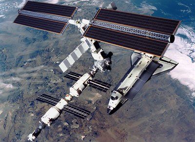 De spaceshuttle koppeld aan het ISS
