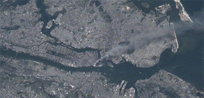 Rookpluimen boven Manhattan