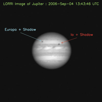 Europa en Io werpen hun schaduw op Jupiter