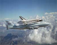 Spaceshuttle Discovery op rug Boeing 747