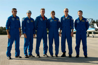 Het STS-115 team arriveert in Florida