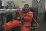Astronauten trekken pak aan