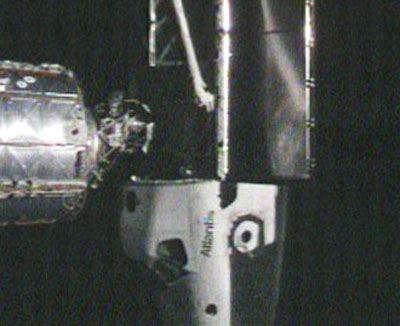 Atlantis aangemeerd (Photo Credits: NASA-TV)
