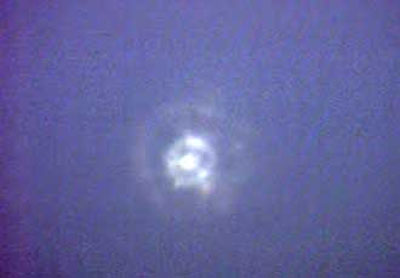 Atlantis in een pluim van damp. (Photo Credit: NASA-TV)