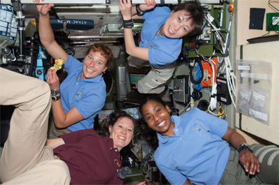 vrouwen in de ruimte